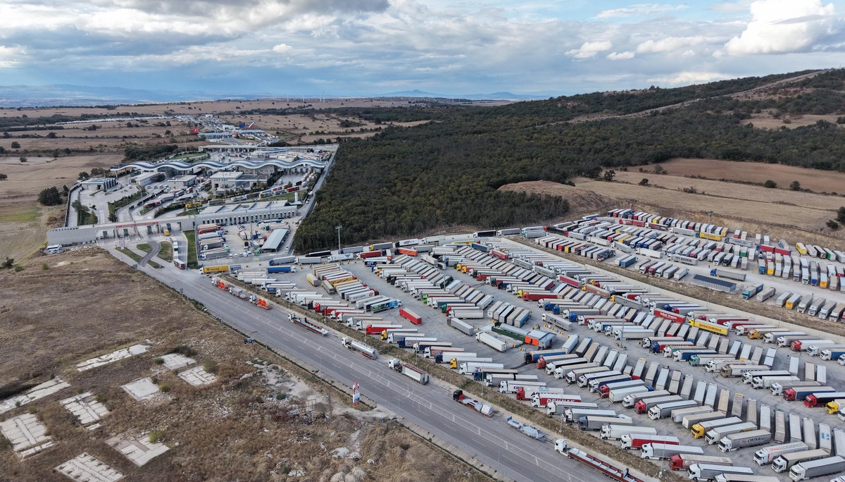 Edirne'de Hamzabeyli Sınır Kapısı'nda TIR kuyruğu 30 kilometreye ulaştı