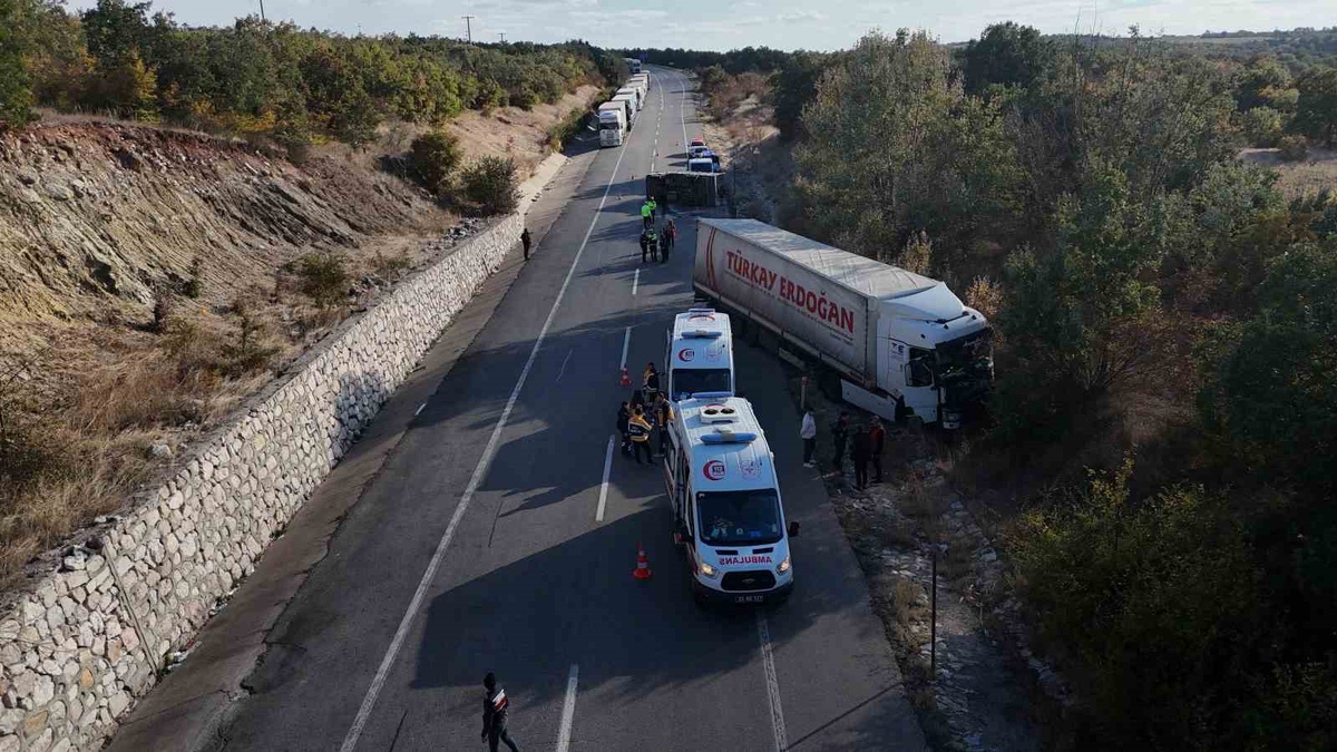 Edirne'de Hamzabeyli Sınır Kapısı yolunda tır ile kamyonet çarpıştı, 4 kişi yaralandı