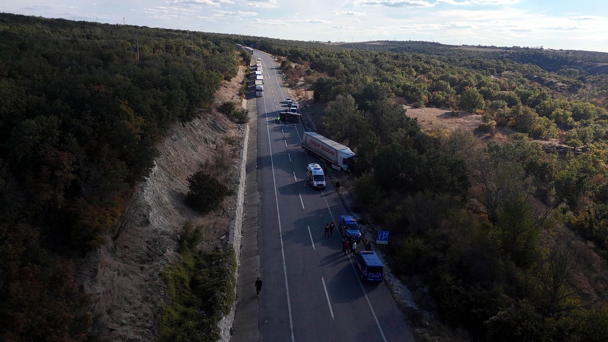 Edirne'de karşı yöne geçen TIR'a kamyonet çarptı, kazada 4 kişi yaralandı