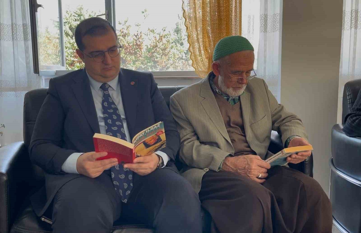 Elazığ'da kurum müdürleri Gazi Huzurevi sakinleriyle kitap okuyup sohbet etti