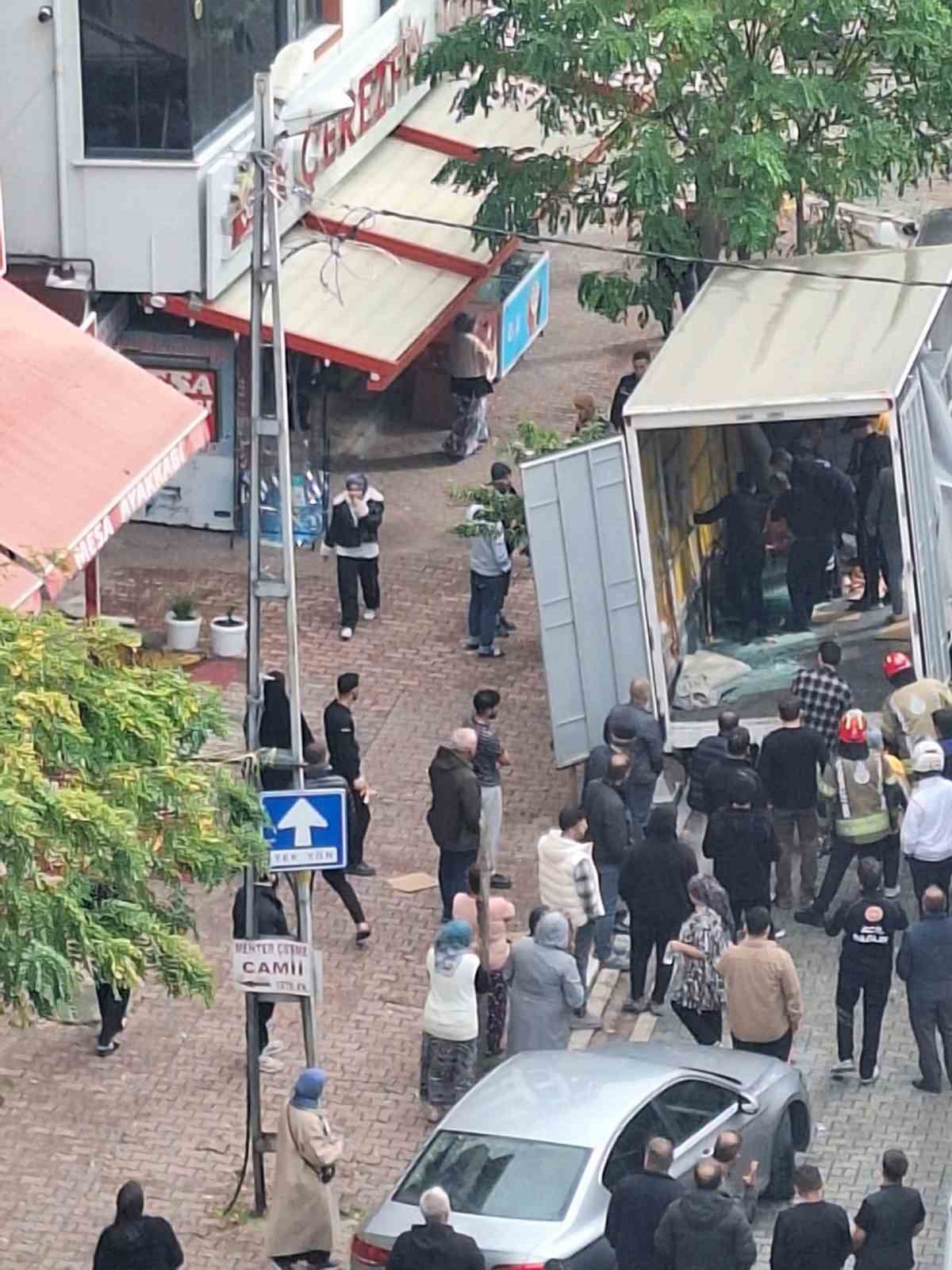 Esenyurt'ta kamyonet kasasındaki cam iki işçinin üzerine devrildi, 1'i ağır yaralı