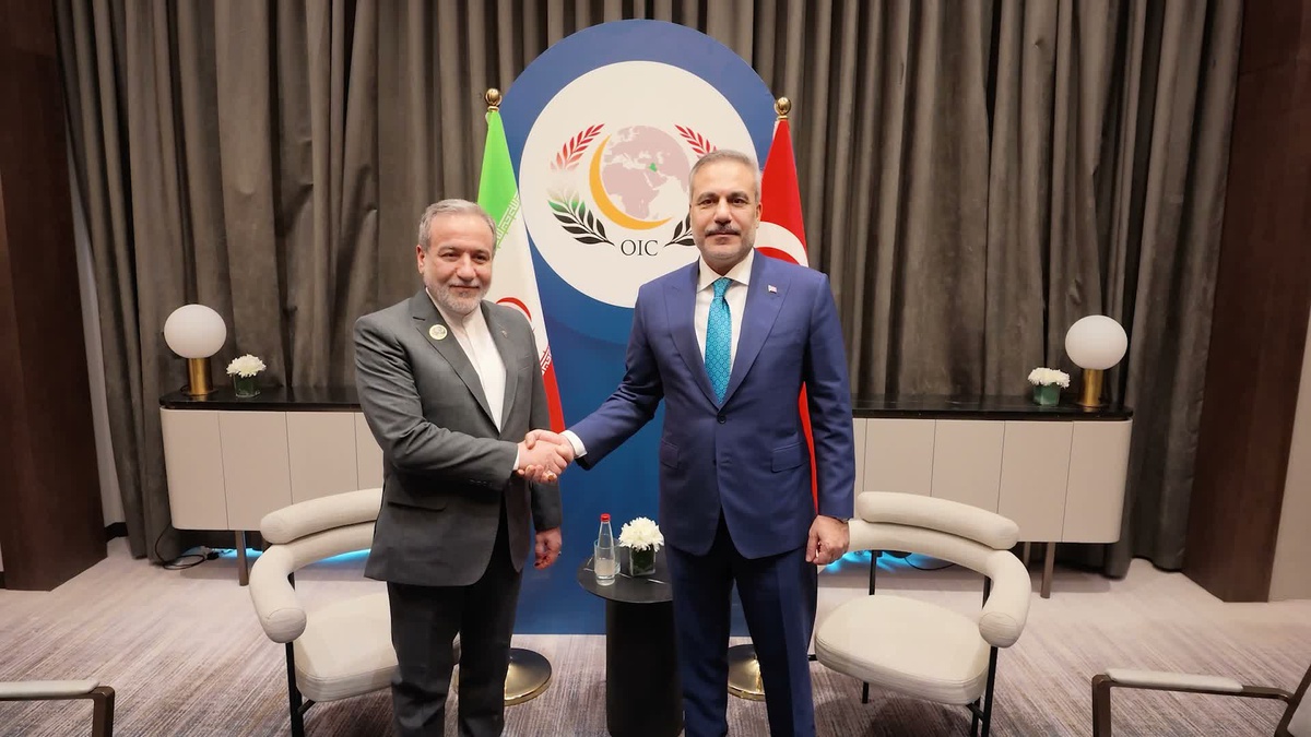 Fidan, Bağdat'daki İİT toplantısında İranlı mevkidaşı Arakçi ile görüştü