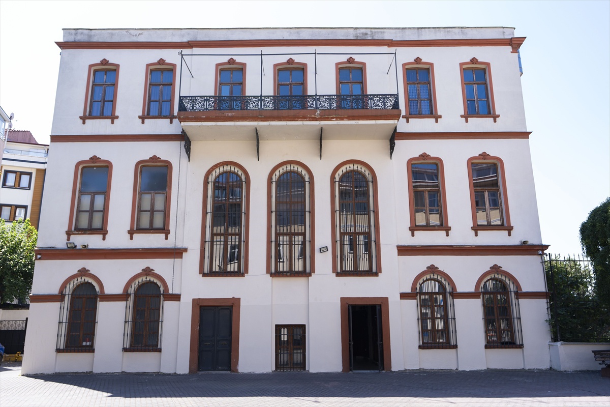 Haliç'teki Hoca İshak Efendi İmam Hatip Ortaokulu 1912'den bu yana öğrenci ağırlıyor