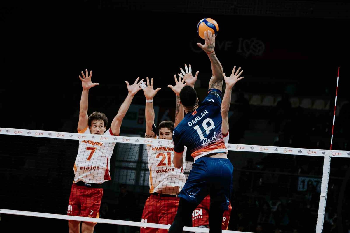 Halkbank, Efeler Ligi ilk haftasında sahasında Galatasaray'ı 3-1 mağlup etti