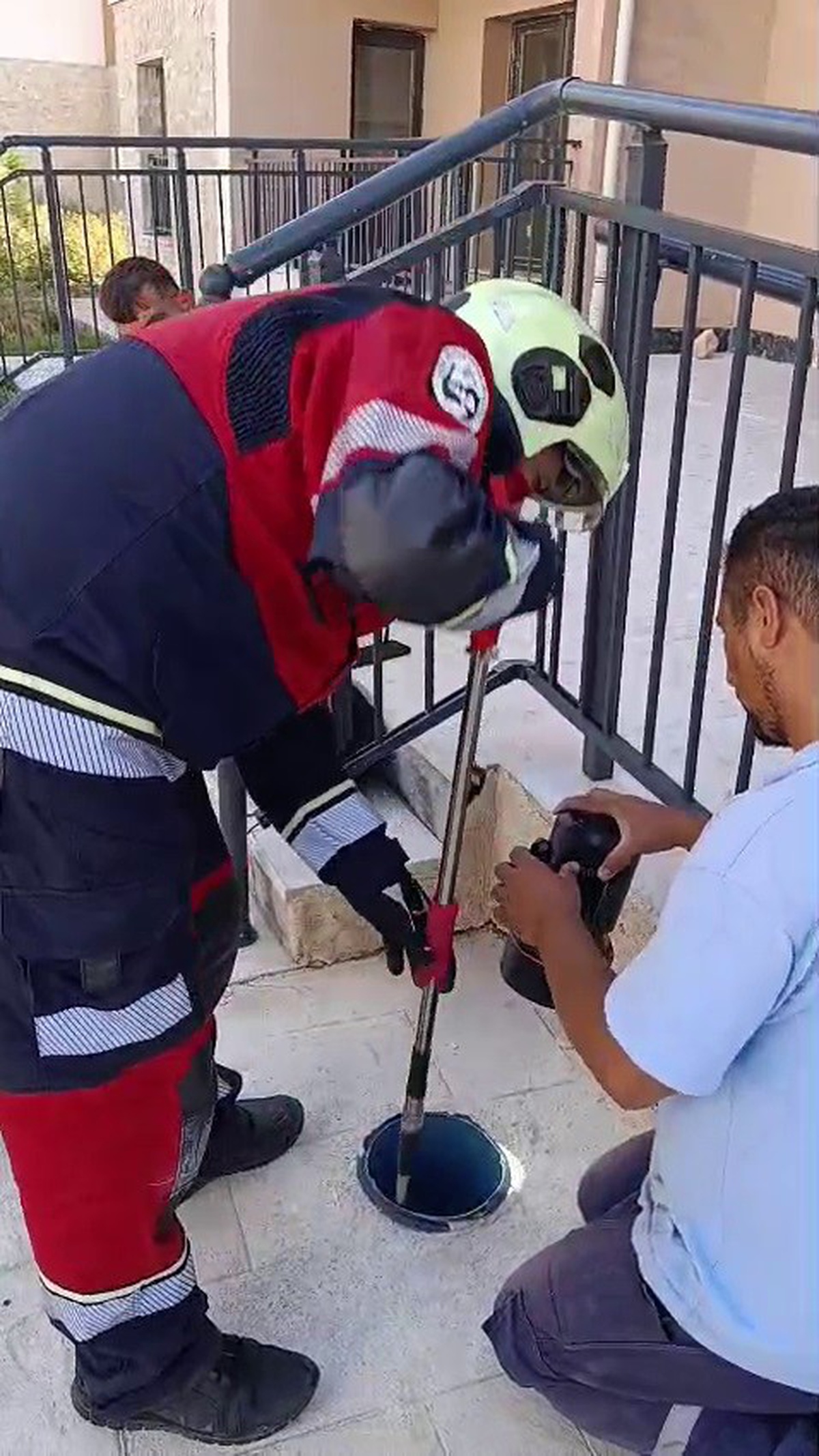Hatay Reyhanlı'da havalandırma borusuna düşen yavru kediyi itfaiye ekipleri kurtardı