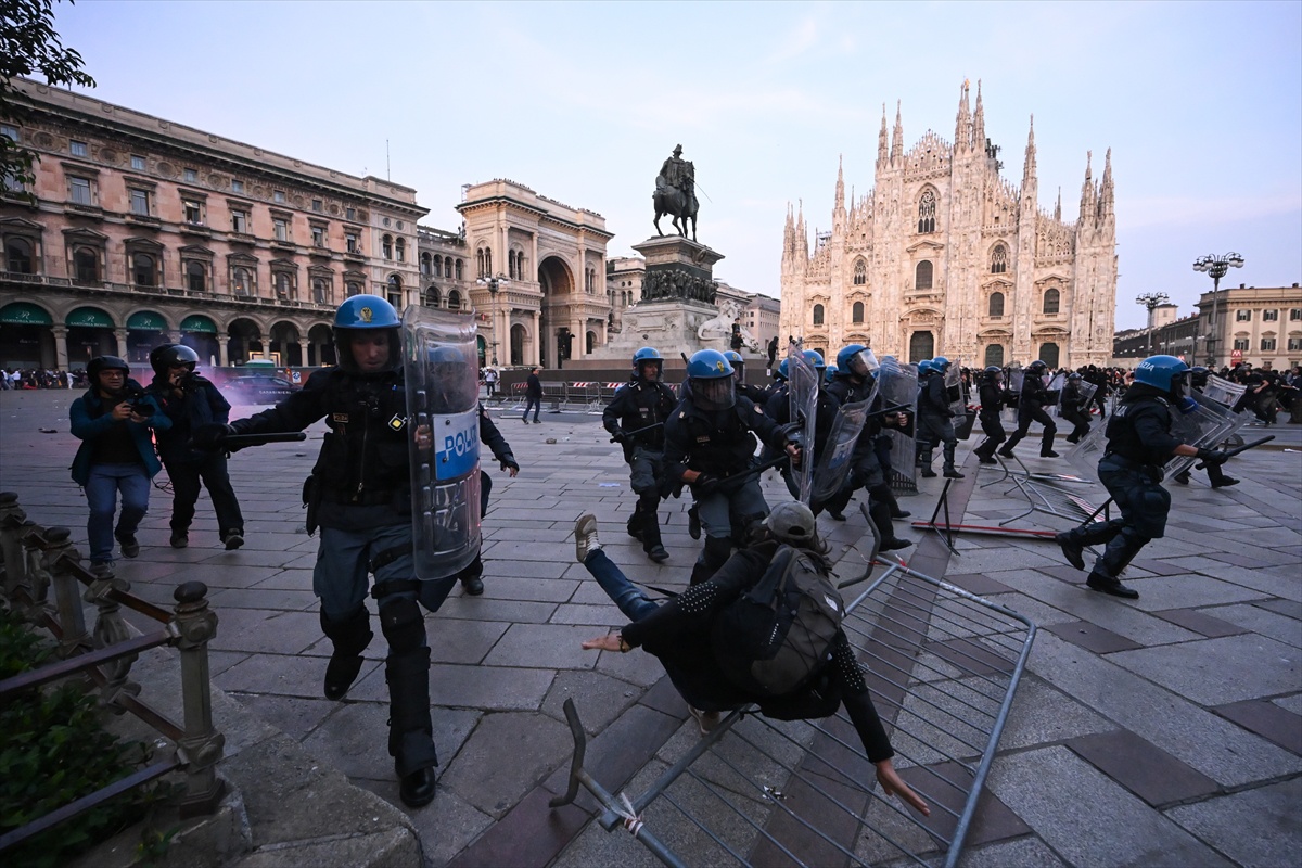 İtalya'da hayat pahalılığı protestolarında Milano'da polisler yaralandı