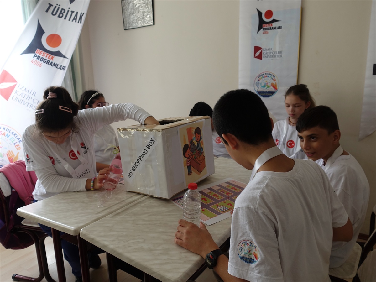İzmir'de görme engelli öğrenciler İngilizceyi TÜBİTAK desteğiyle dokunarak öğreniyor