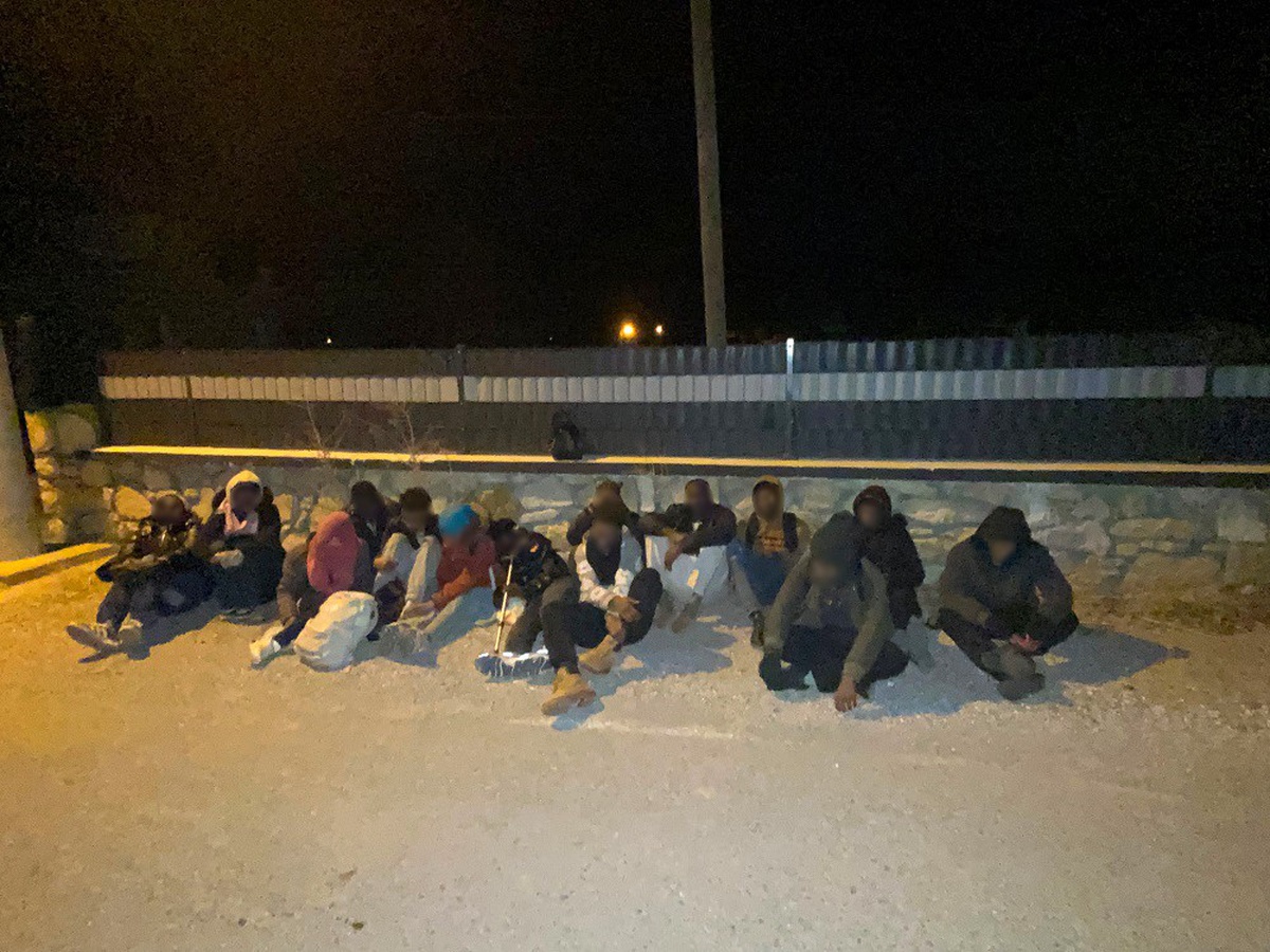 İzmir Urla'da Sahil Güvenlik ve jandarma ekipleri 16 düzensiz göçmen yakaladı