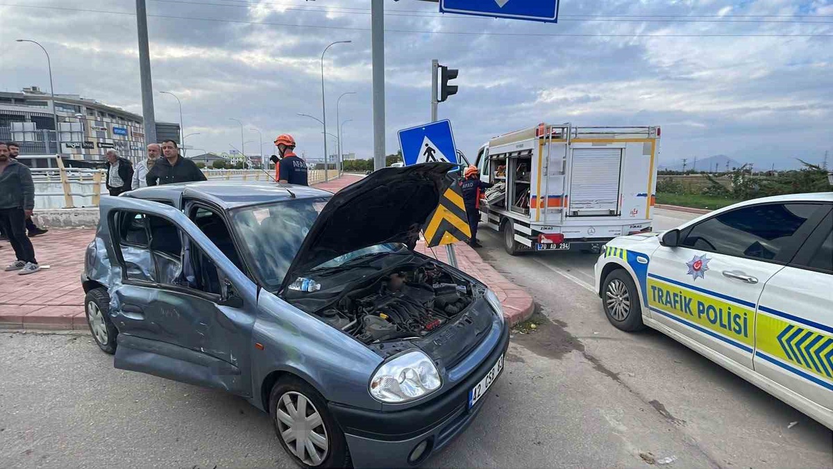 Karaman'da Şeyh Şamil Mahallesi'nde otomobil ile kamyonet çarpıştı, 3 kişi yaralandı