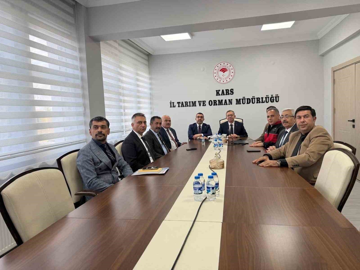 Kars'ta Vali Polat, toprak analiz laboratuvarı ve mera eğitim merkezini inceledi