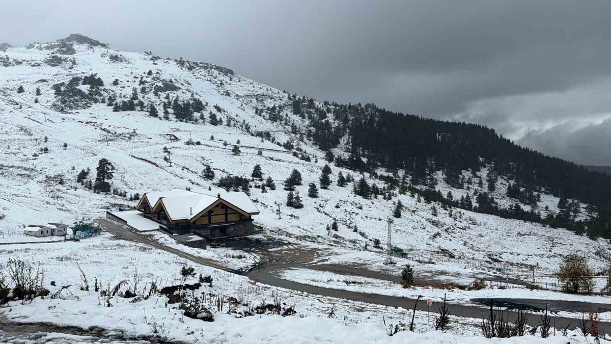 Kartalkaya'da kar aralıklarla sürüyor, pistler beyaz örtüyle kaplandı