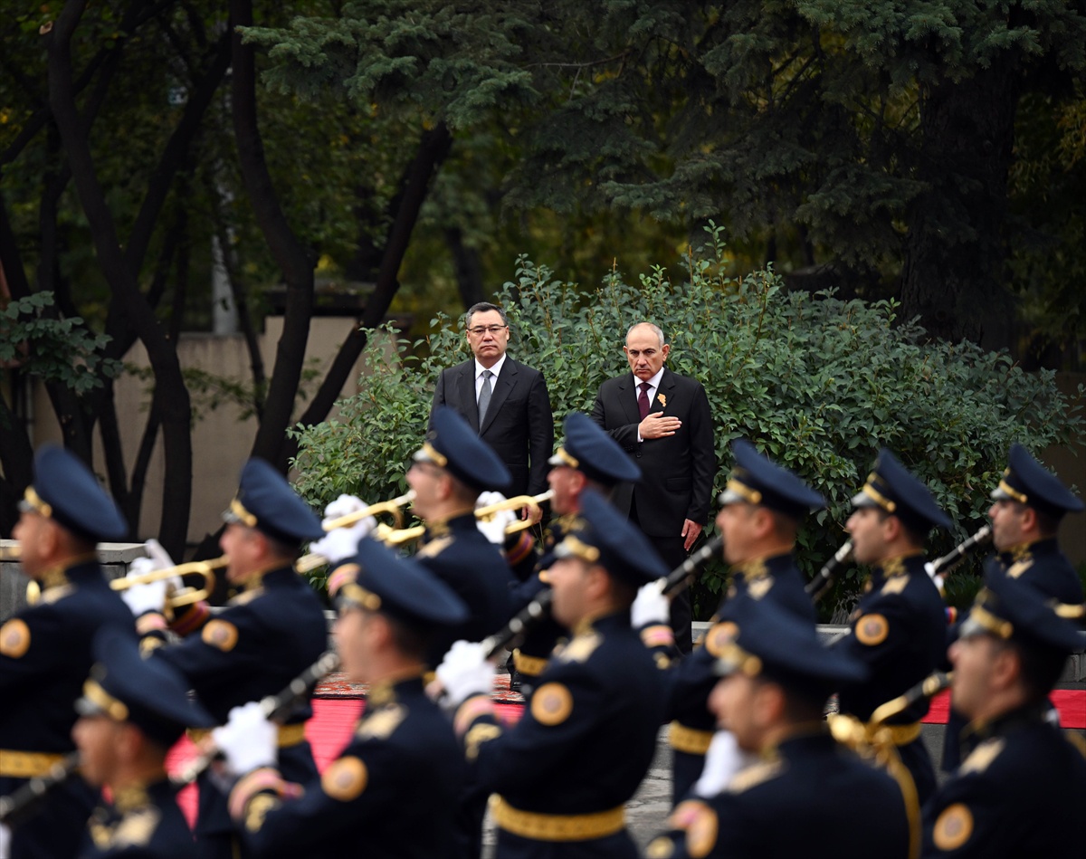 Kırgızistan Cumhurbaşkanı Caparov, Ermenistan'da Paşinyan'la ticareti görüştü