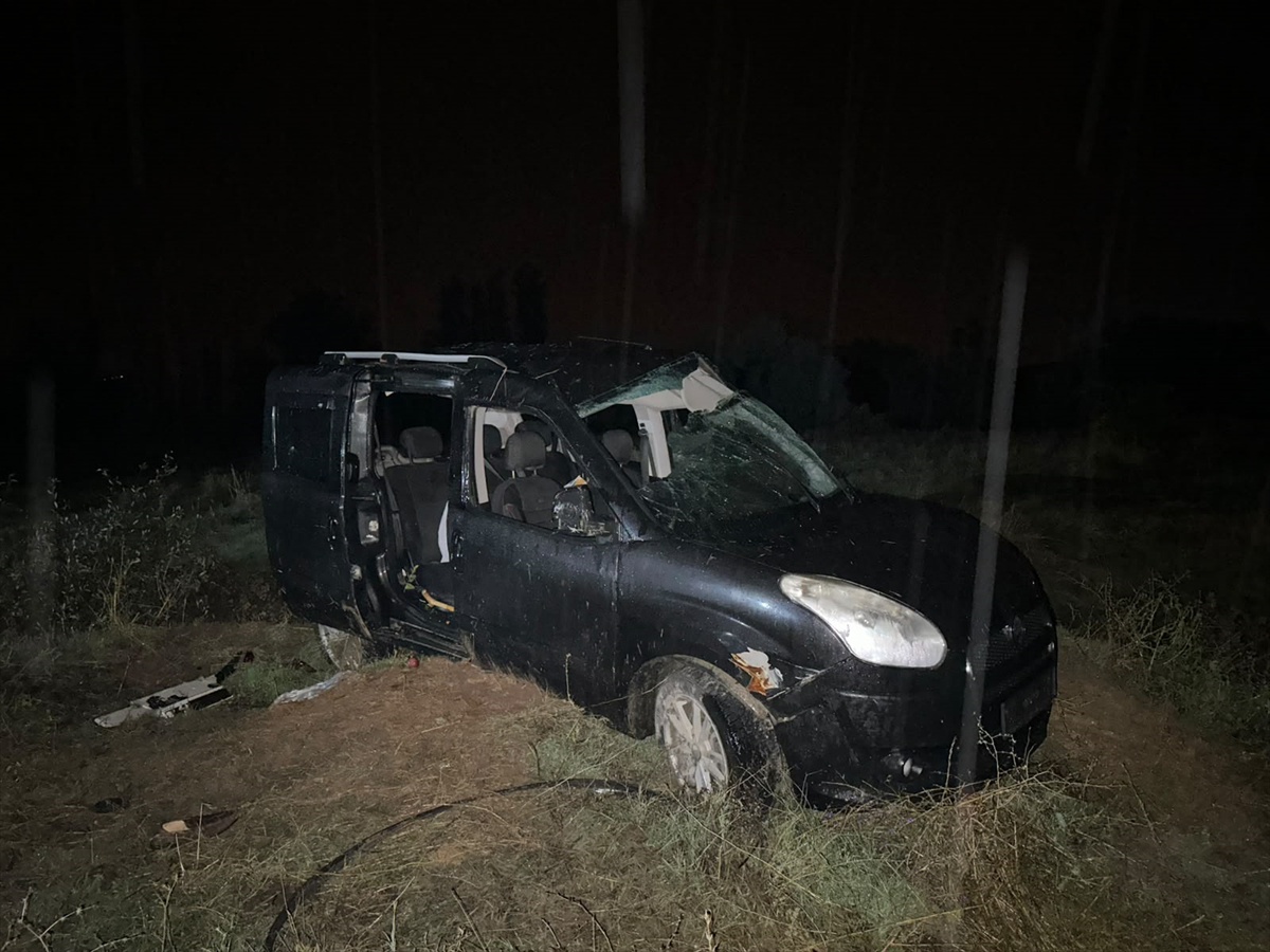 Kırıkkale'de levhalara çarpan araç araziye düştü, 1 kişi öldü, 4 kişi yaralandı