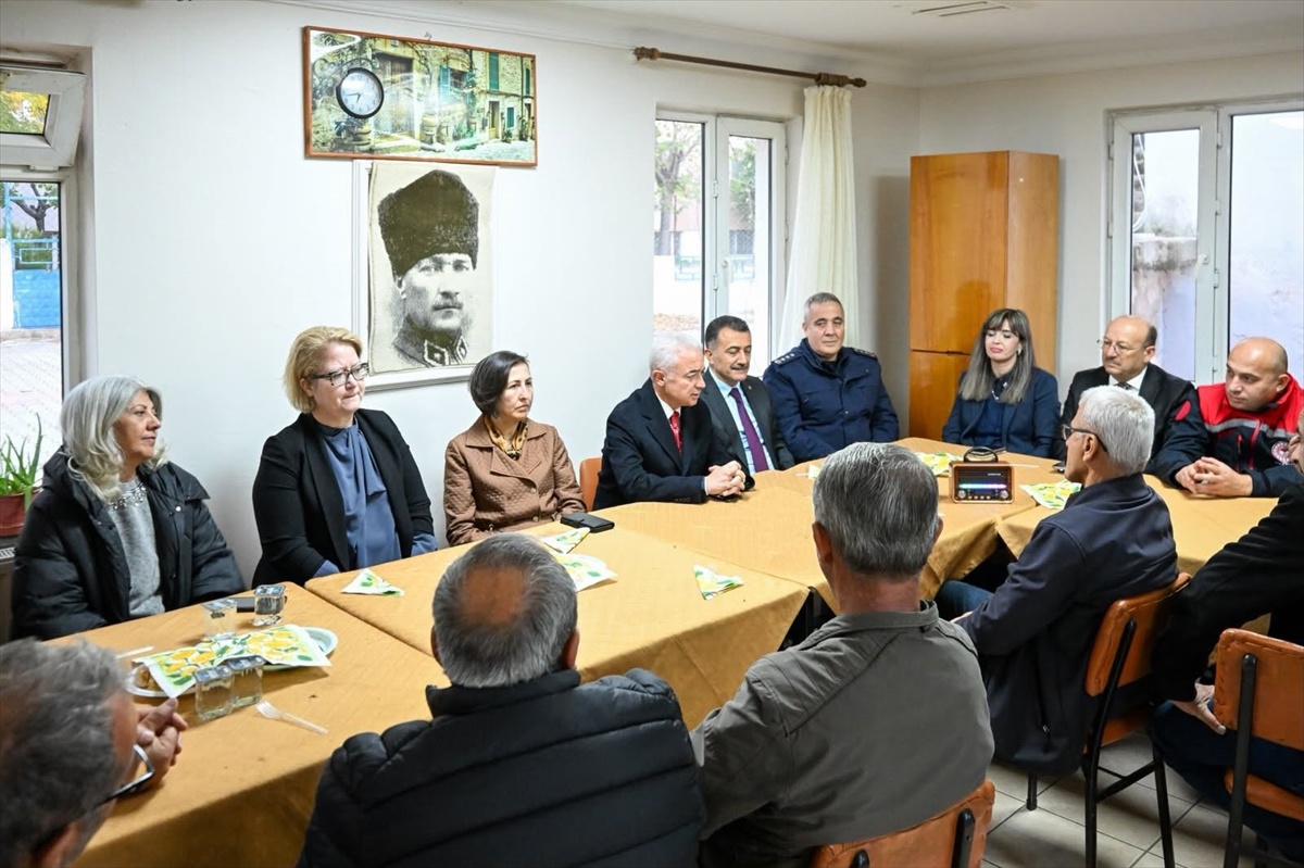 Kırklareli Valisi Turan, Merkez İlçe Muhtarlar Derneğinde muhtarlarla görüştü
