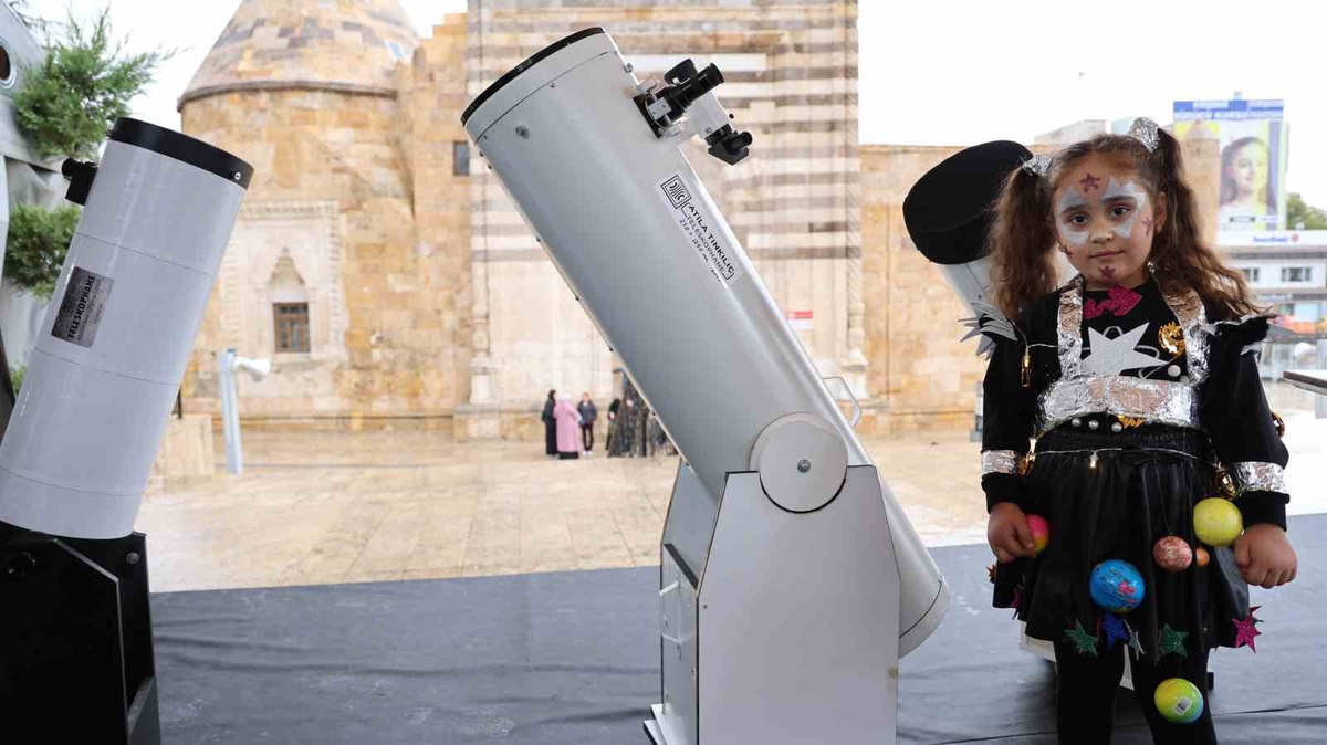 Kırşehir'de Cacabey Medresesi önünde astronomi odaklı halk bilim programı düzenlendi