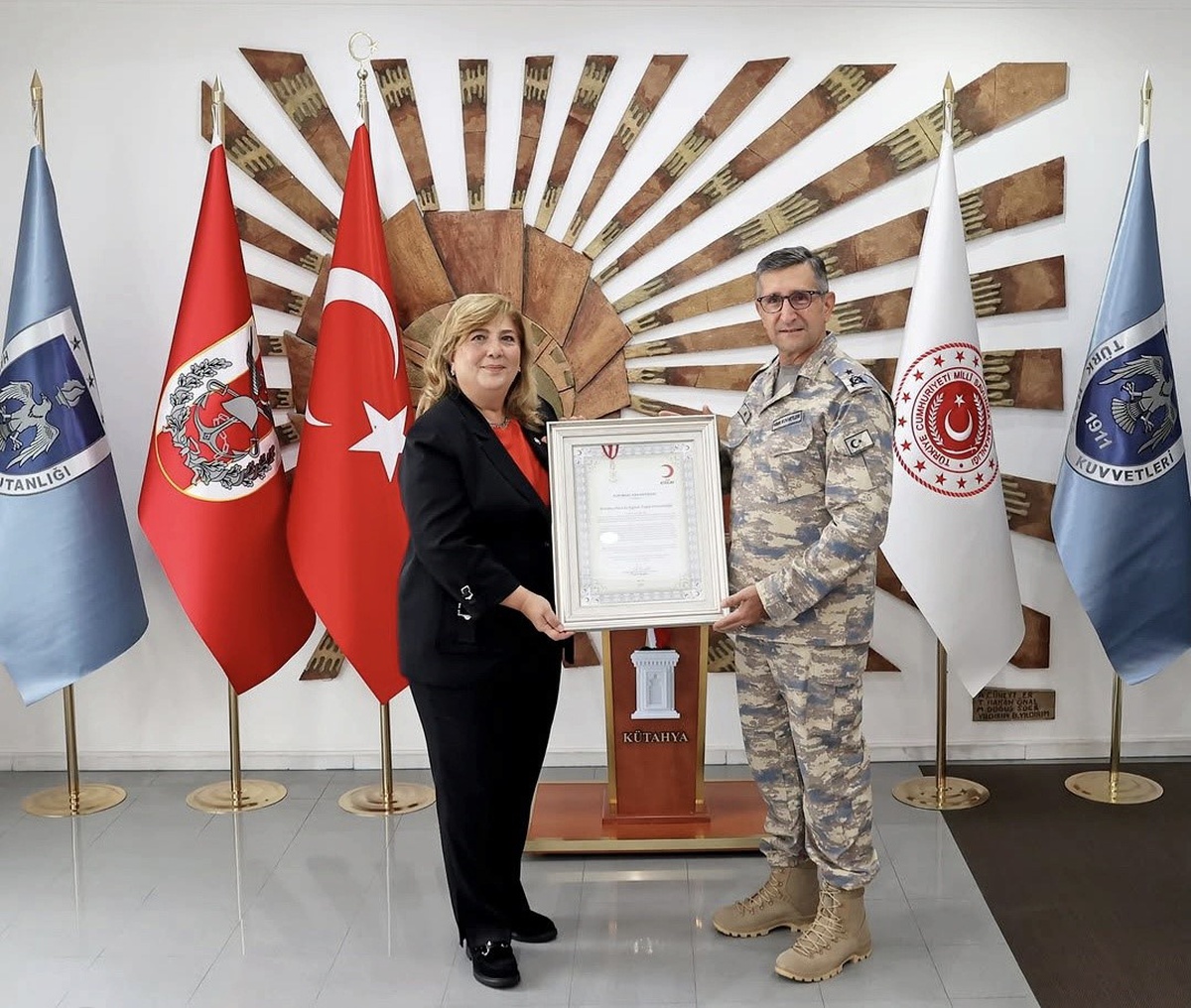 Kızılay heyeti Tuğgeneral Mustafa Baş'a Kurumsal Gümüş Madalya takdim etti