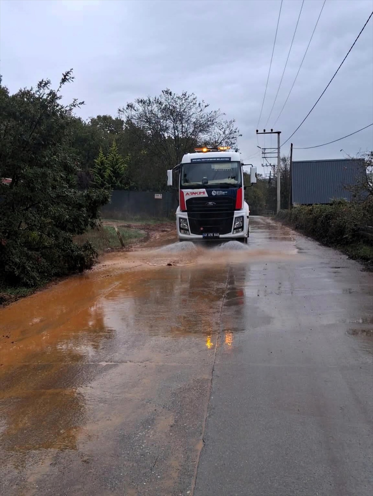 Kocaeli'de sağanağın yol açtığı olumsuzluklar 2 binin üzerinde personelle gideriliyor