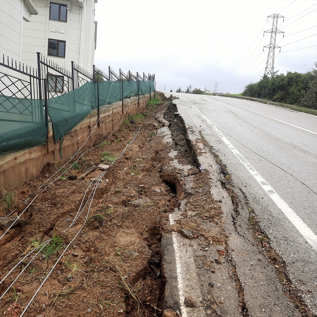Kocaeli Gölcük'te sağanak sonrası 2 sitede 9 bina tedbir amaçlı tahliye edildi
