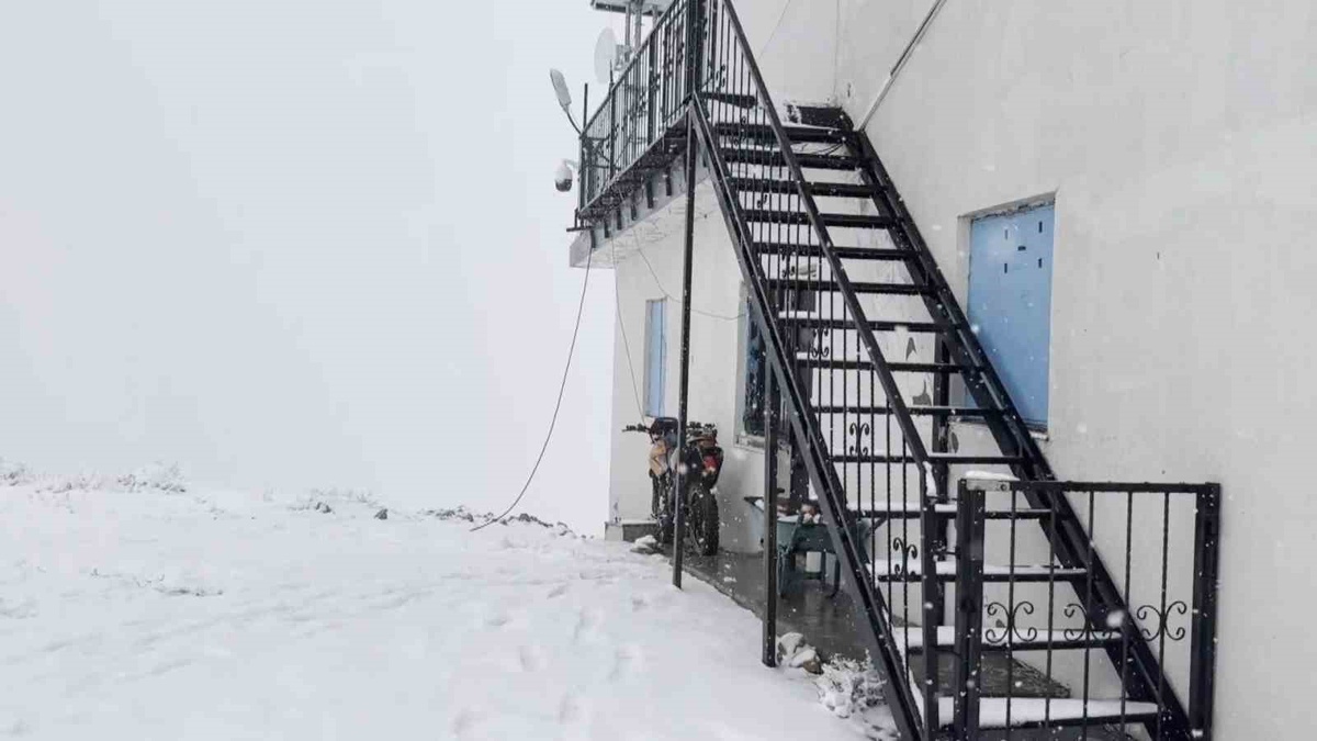 Kütahya Gediz'de 2 bin 120 rakımlı Akdağ Yaylası mevsimin ilk karıyla beyaza büründü