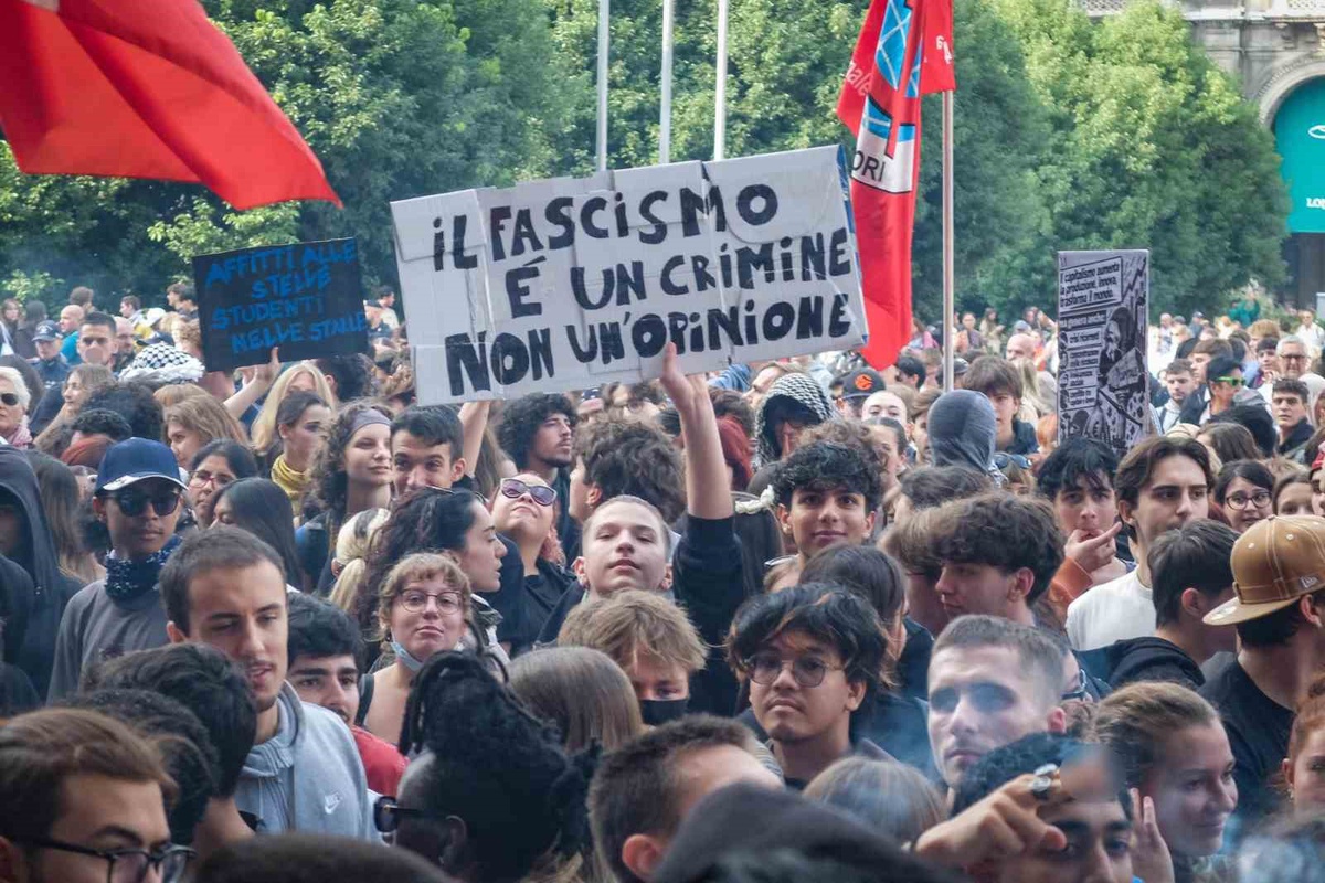 Milano'da 5 binden fazla kişi Meloni karşıtı protestoda polisle çatıştı