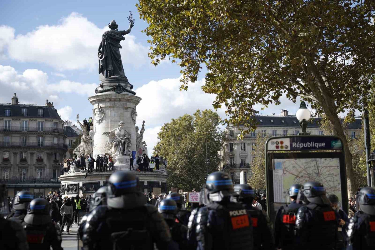 Paris'te polis izinsiz göstericilere biber gazı ve şok bombasıyla müdahale etti