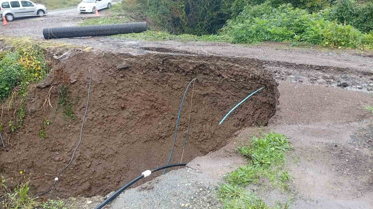 Sakarya'da 3 gündür etkili yağışta Hendek'te tali yol çöktü, mahalleli barikat kurdu