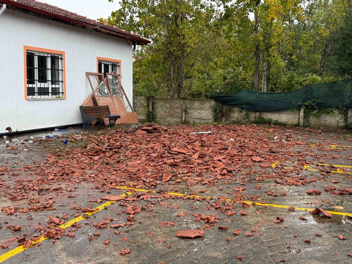 Sakarya Karasu'da hortum nedeniyle çatısı uçan okulu mahalle halkı imeceyle onardı
