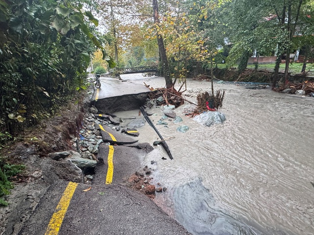 Flood hit Sapanca! Bridges collapsed, roads caved in, bungalows were ...