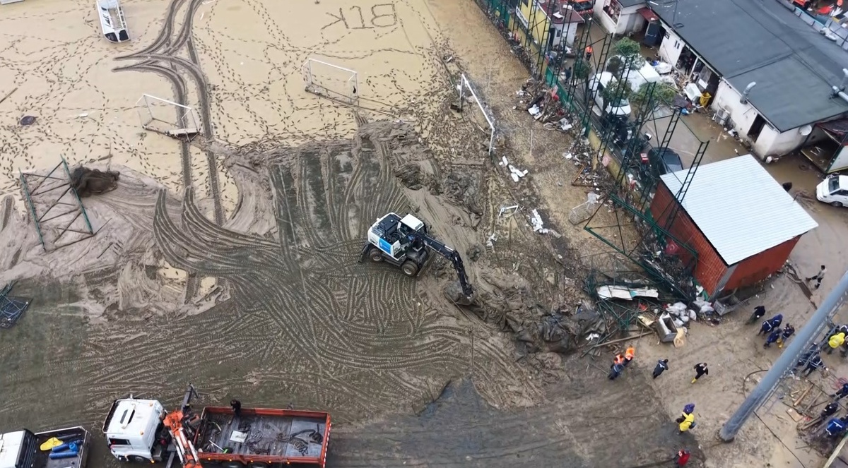 Sarıyer'de sel sonrası riskli yapıların yıkımı stadyum çevresinde sürüyor