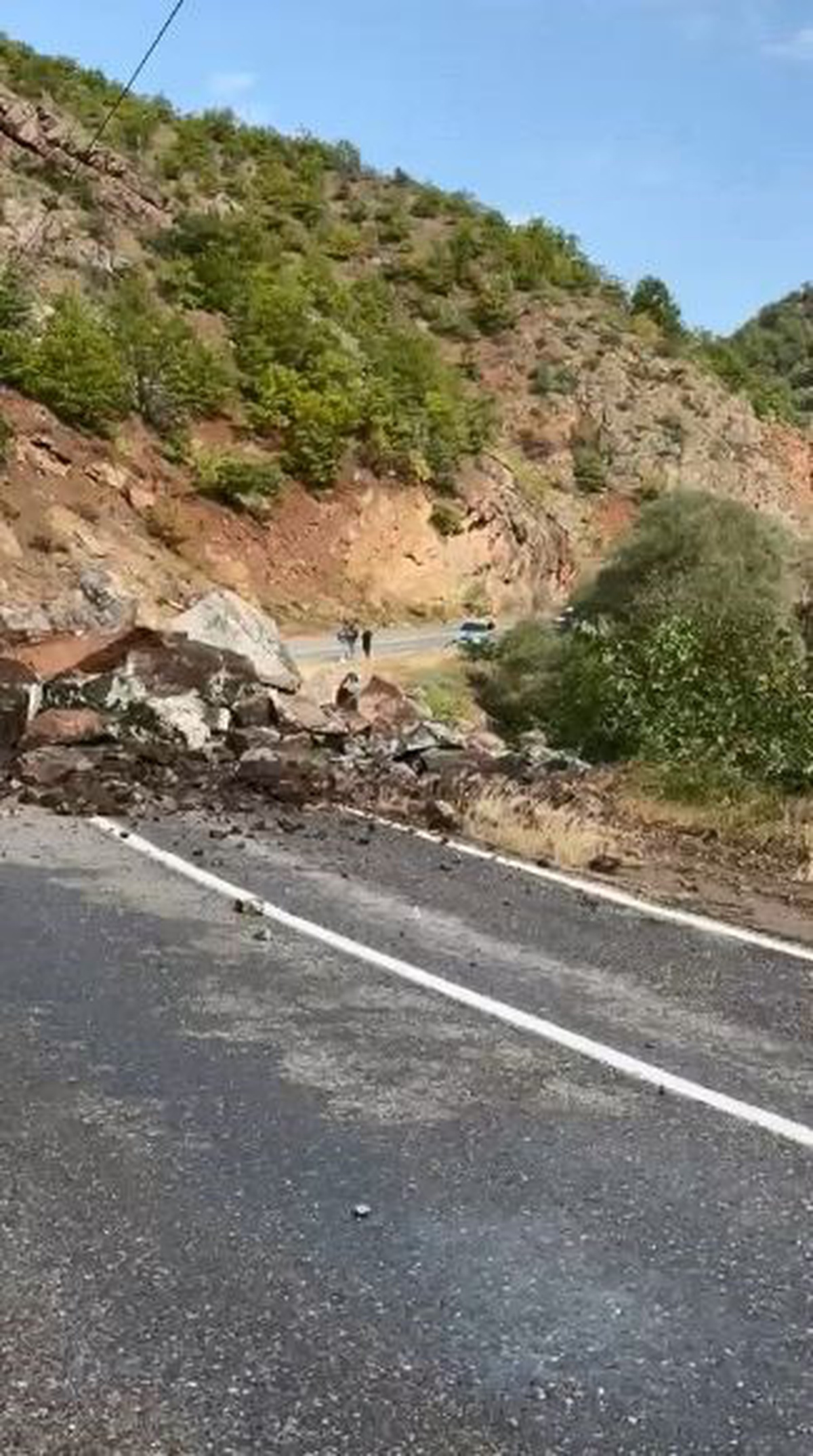 Şavşat'ta heyelan Meydancık köy yolunu kapattı, ekipler çalışma başlattı