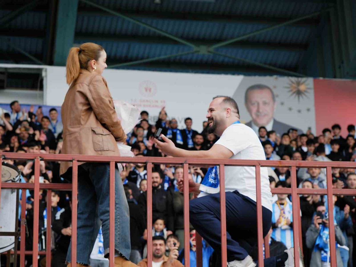 Serkan Cebanay, Erzurumspor-Eyüpspor maçı öncesi Buse Yıldırım'a evlenme teklif etti