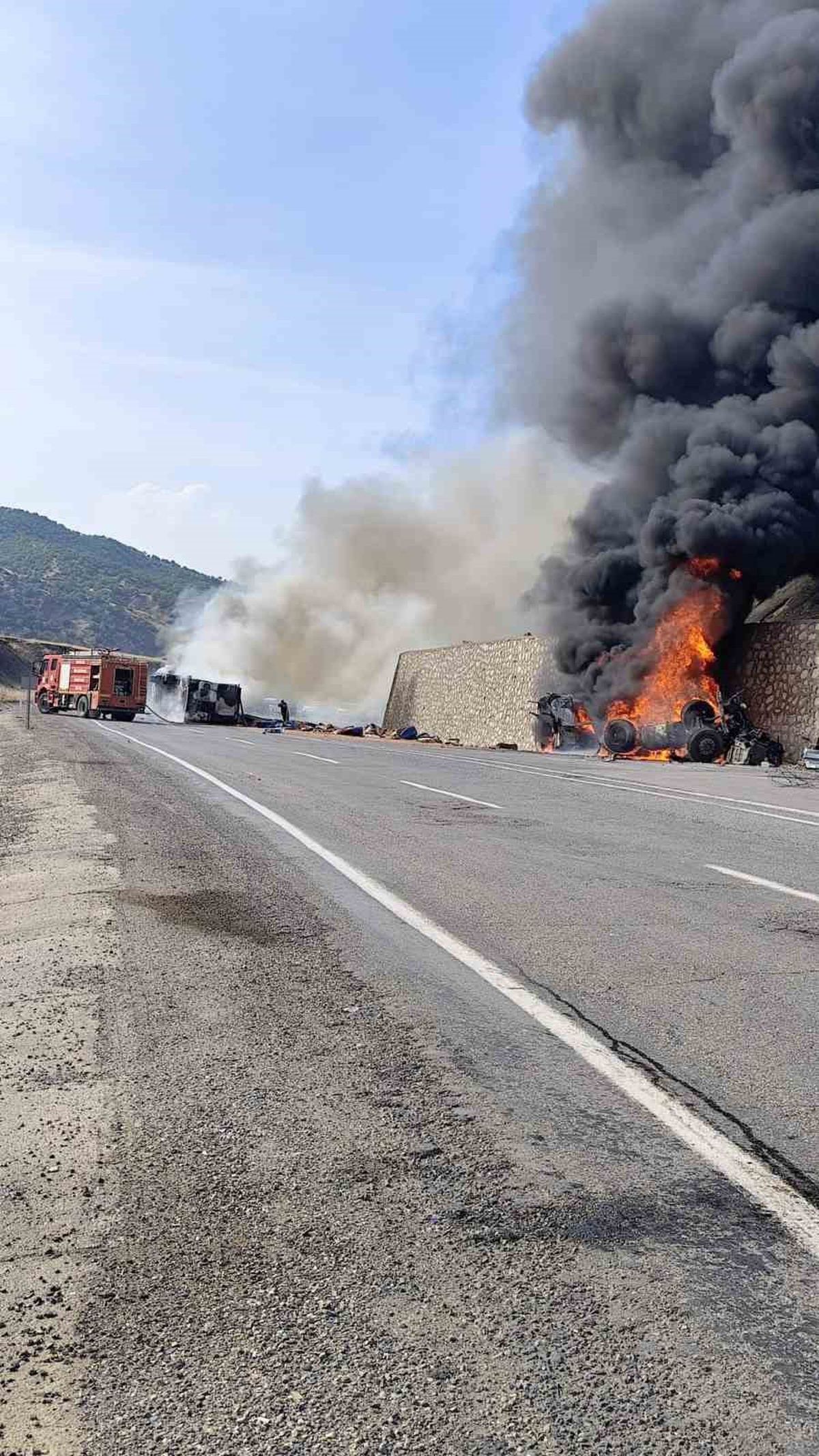 Siirt-Baykan karayolunda çarpışan iki tır alev aldı, yol trafiğe kapatıldı