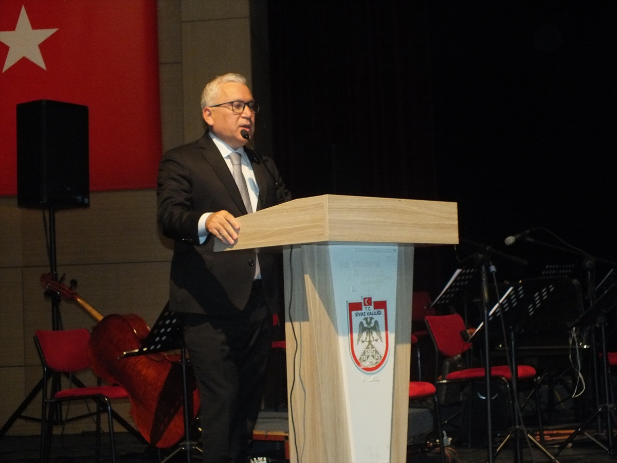 Sivas'ta Muhtarlar Günü konseri: Devlet THM korosu Anadolu türküleriyle sahne aldı