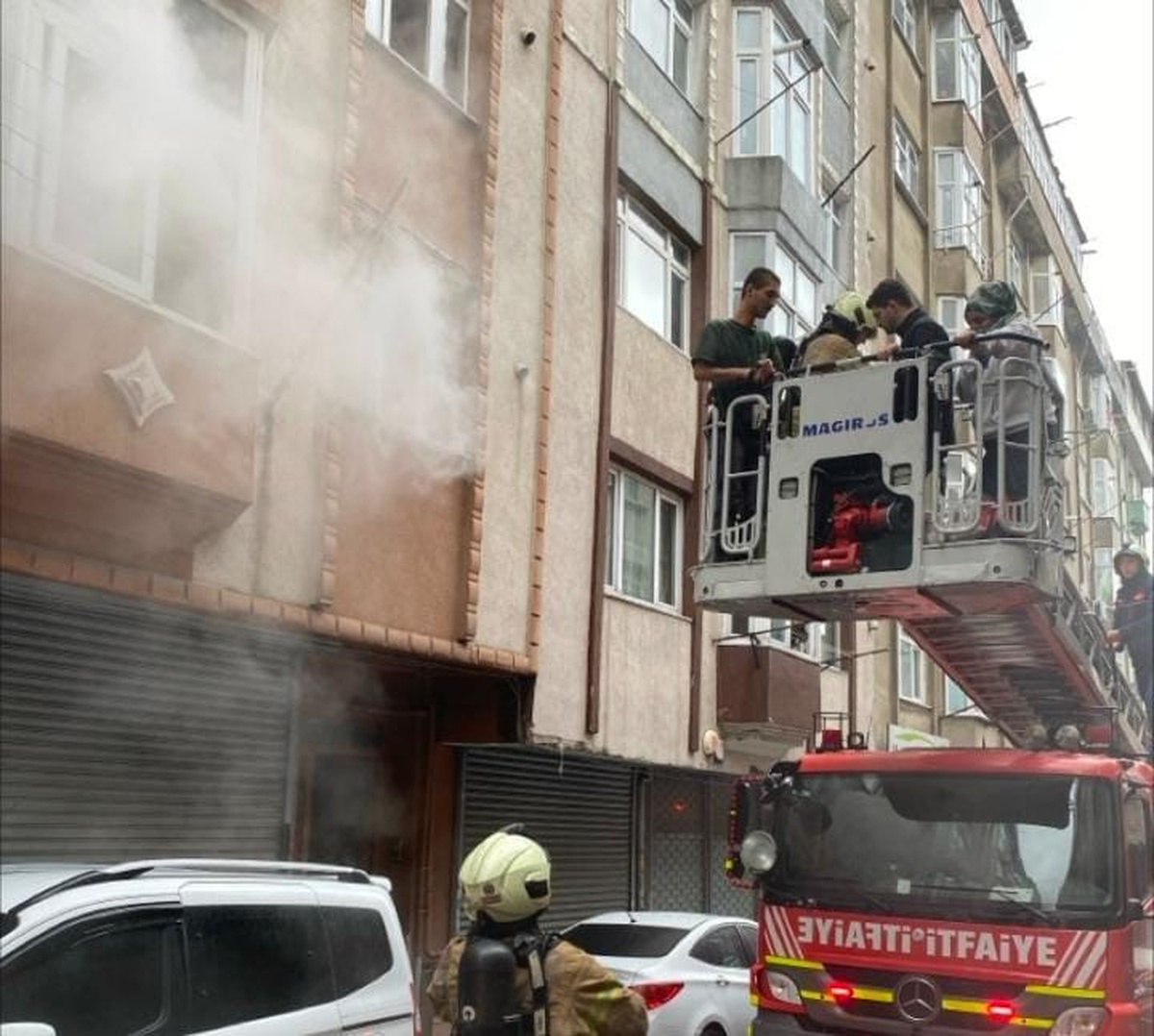 Sultangazi'de 4 katlı binanın giriş katında yangın çıktı, mahsur kalanlar kurtarıldı