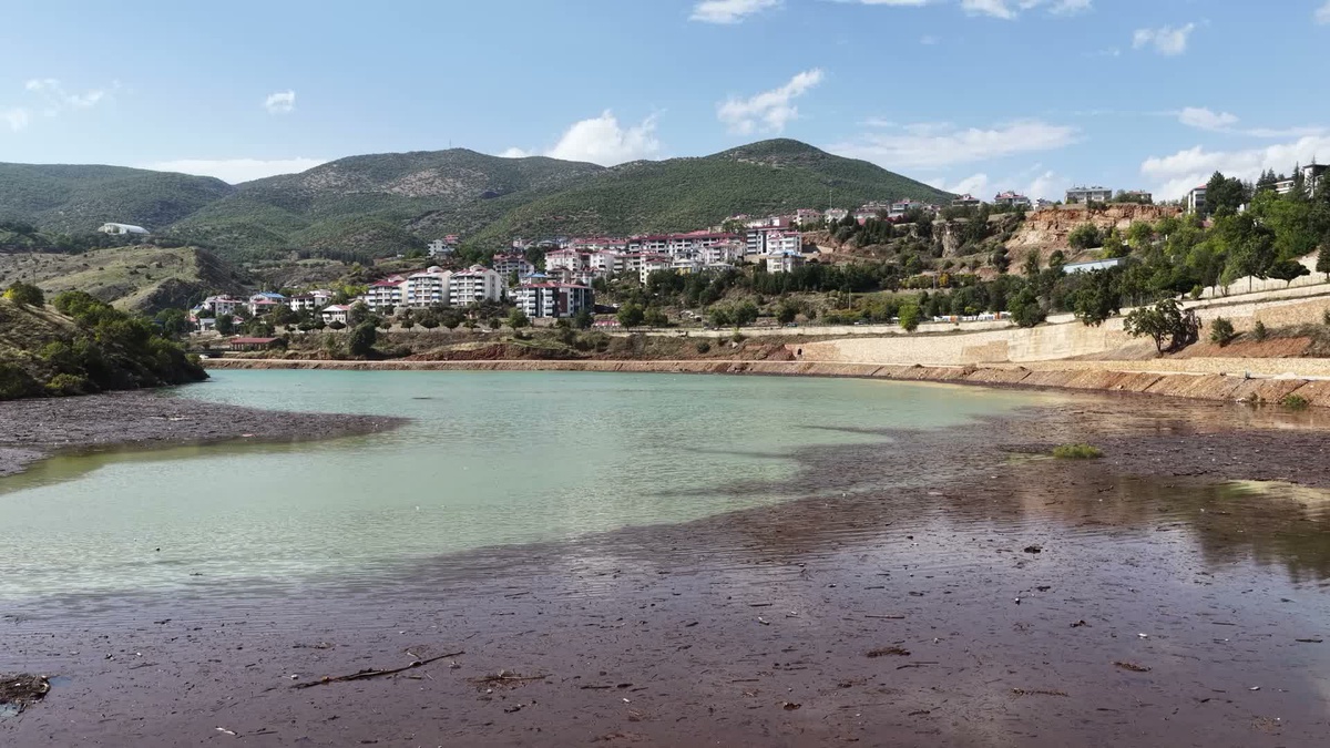 Tunceli'de sağanak sonrası Munzur'un suları baraj gölü kıyısında kalıntı biriktirdi
