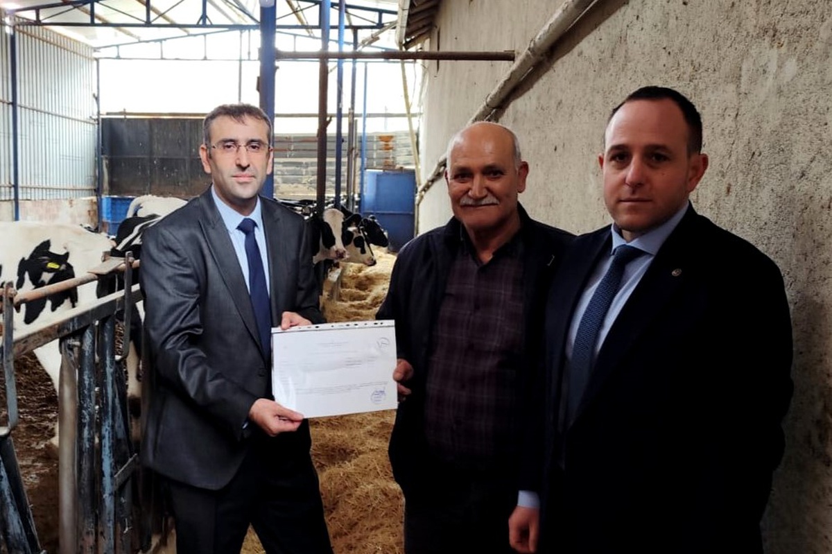 Uşak Ulubey'de iki üreticiye hastalıktan ari işletme belgesi verildi