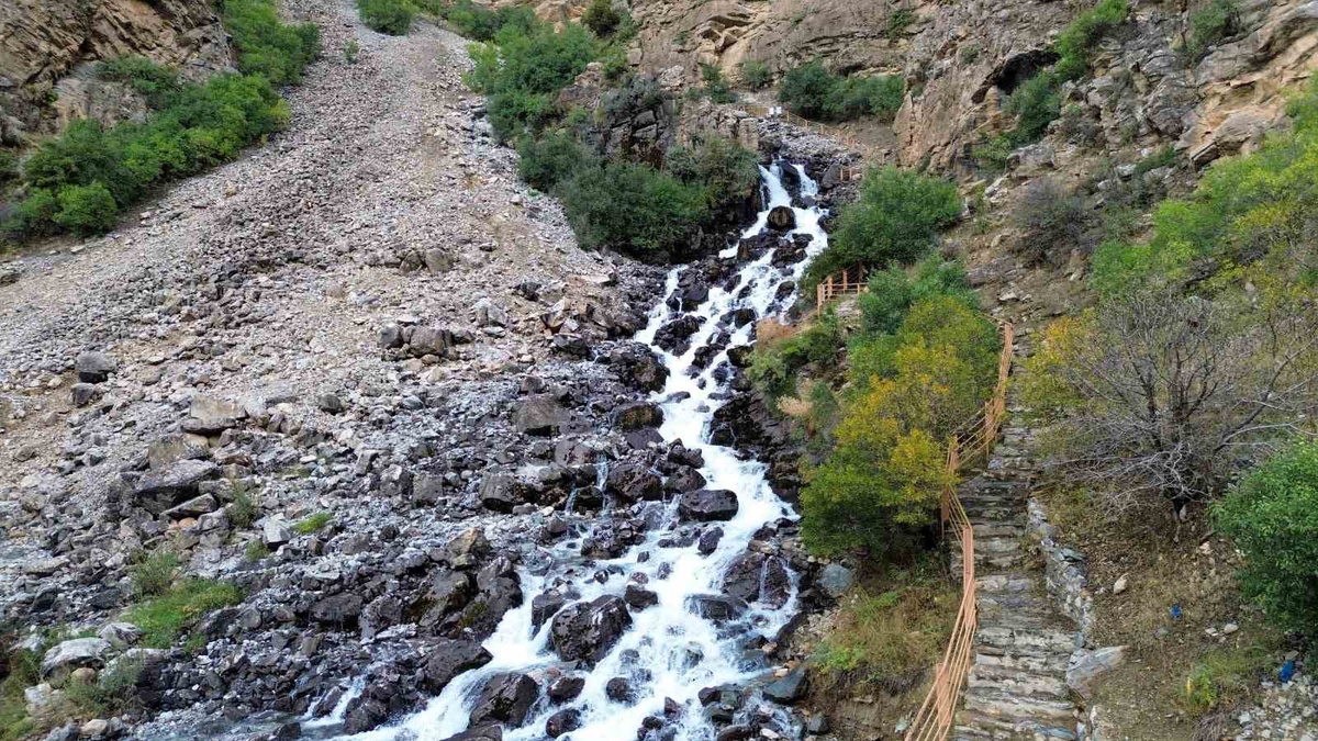 Van'ın Çatak ilçesinde Kanispi Şelalesi, son yağışlarla yeniden akmaya başladı