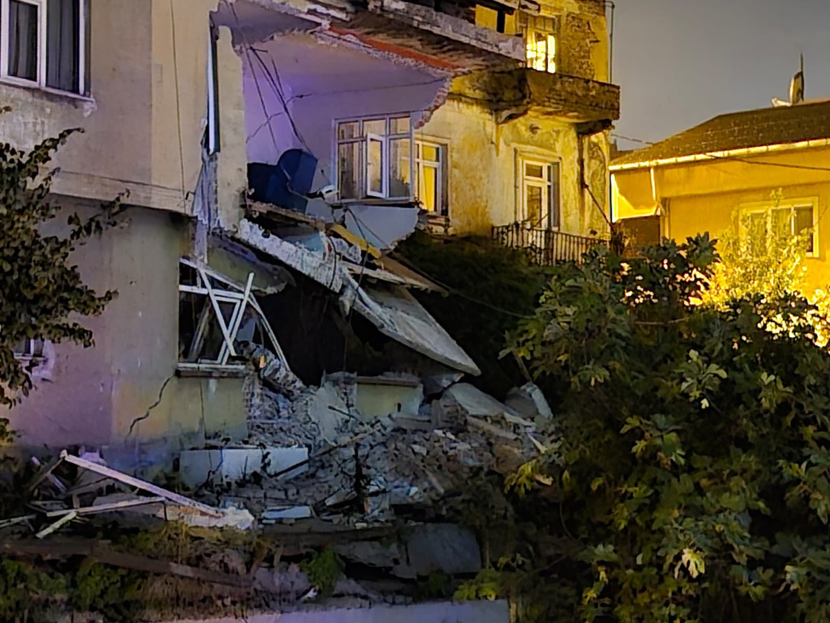 Zonguldak'ta 3 gündür etkili sağanak sonrası kullanılmayan 2 katlı evin duvarı çöktü