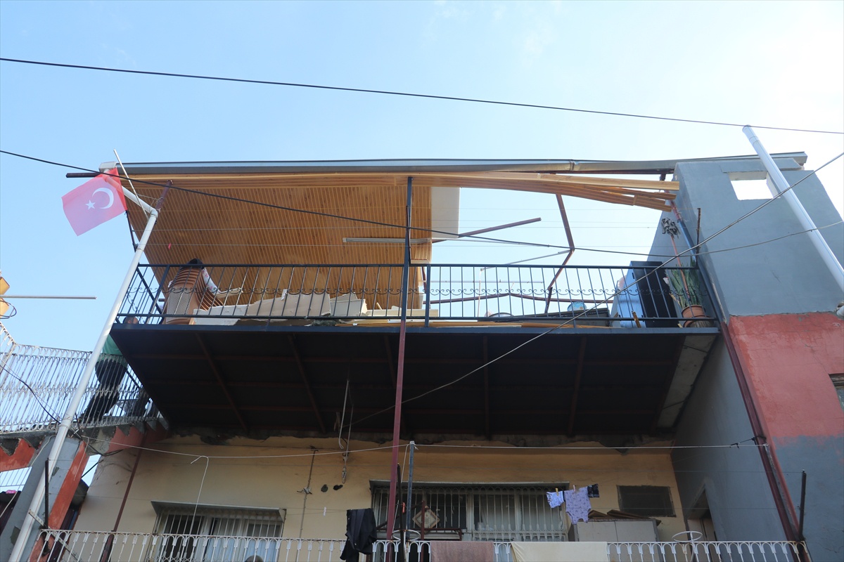 Adana Yüreğir'de 3 katlı apartmanın çatısı dün akşam şiddetli rüzgarla uçtu