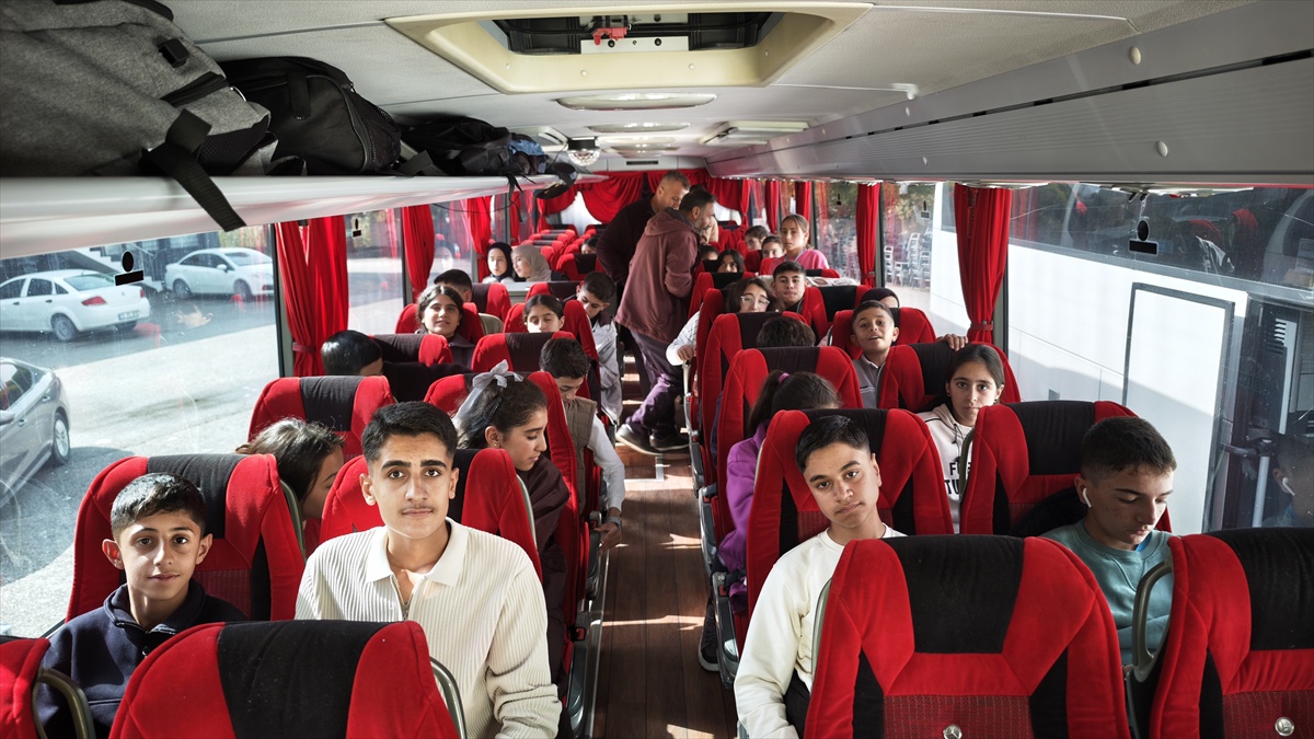 Adilcevaz'da 65 başarılı öğrenci İstanbul ve Çanakkale gezisine uğurlandı