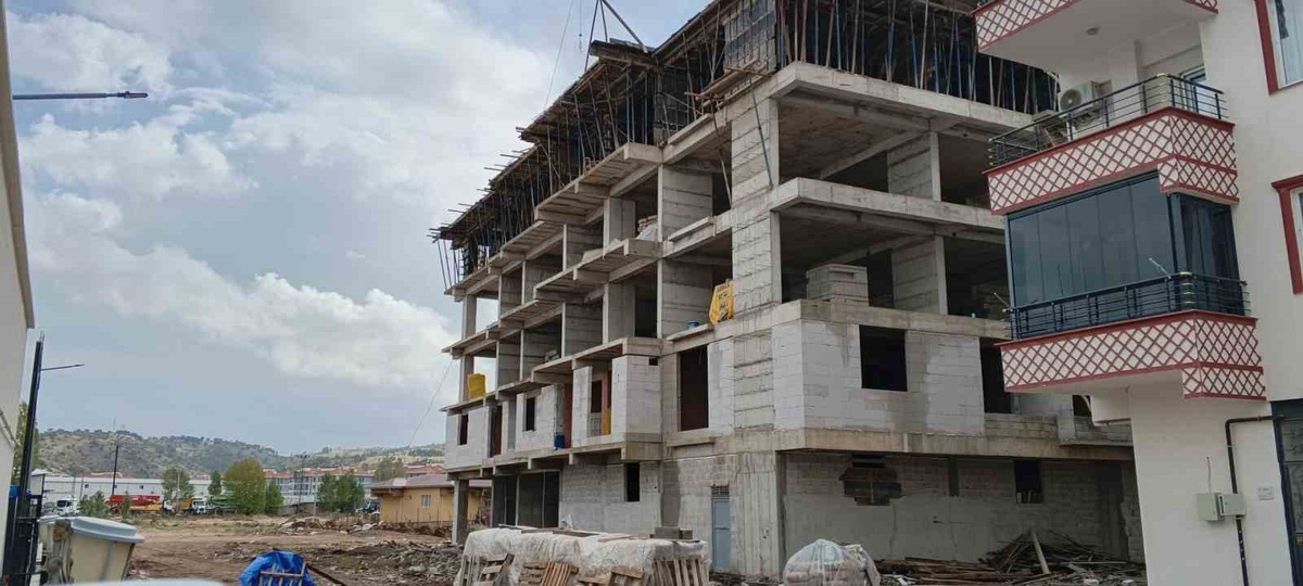 Adıyaman'da 3. kattan düşen inşaat işçisi ağır yaralanarak hastaneye sevk edildi