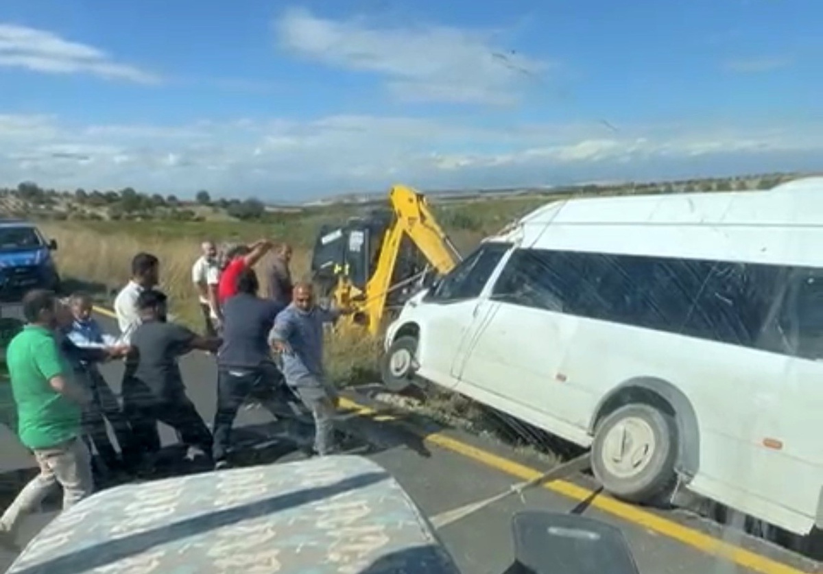 Adıyaman'da şarampole girip askıda kalan minibüsü halatlarla çekerek kurtardılar
