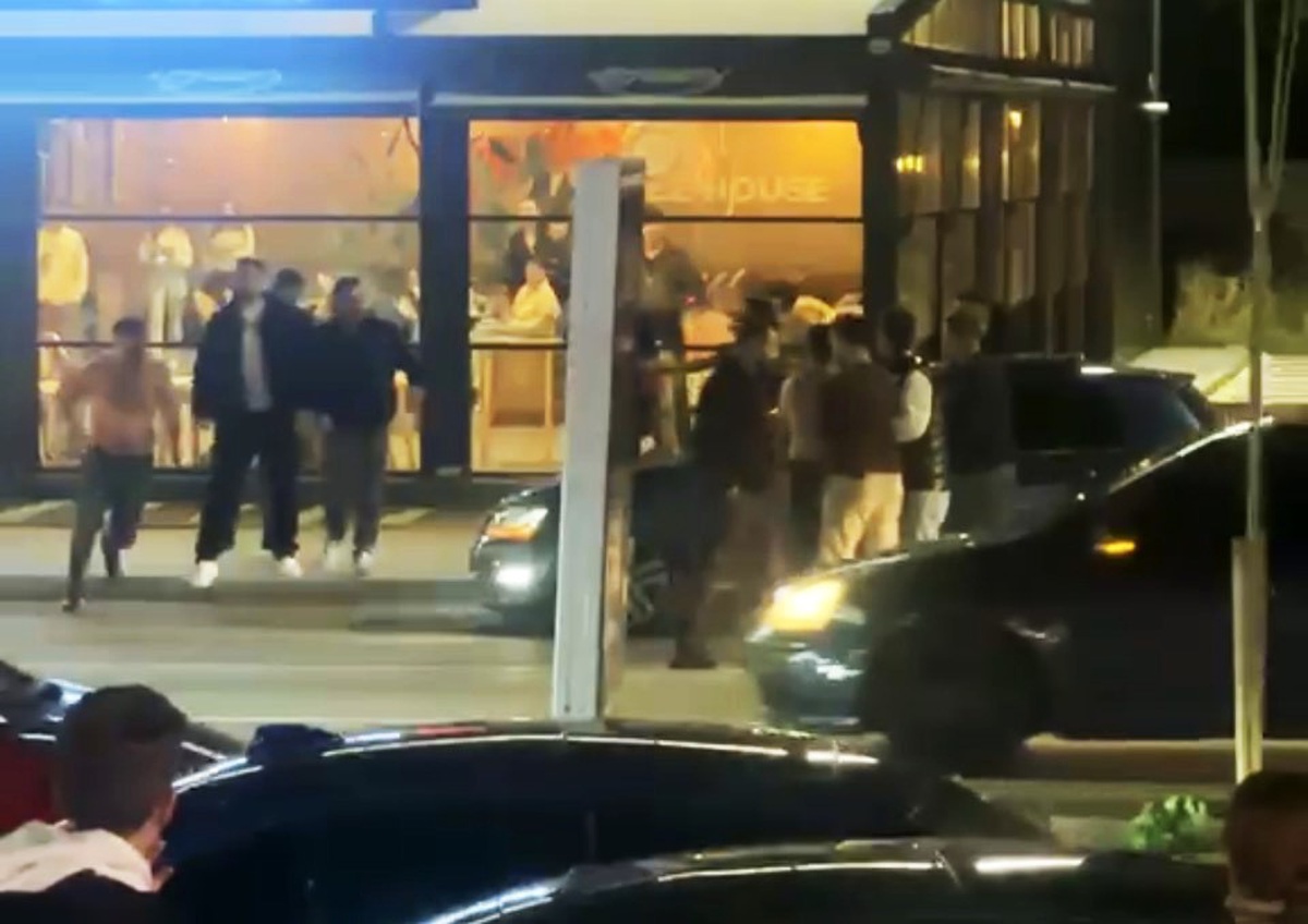 Aksaray'da yol verme kavgası kamerada, genç sürücülerden biri yaralandı