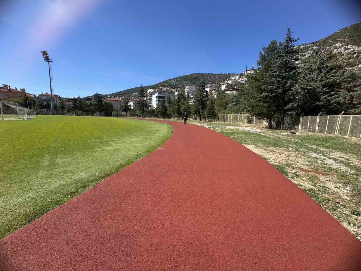 Akseki Atatürk Stadı'ndaki koşu parkuru ilk kez tartan piste dönüştürülüyor