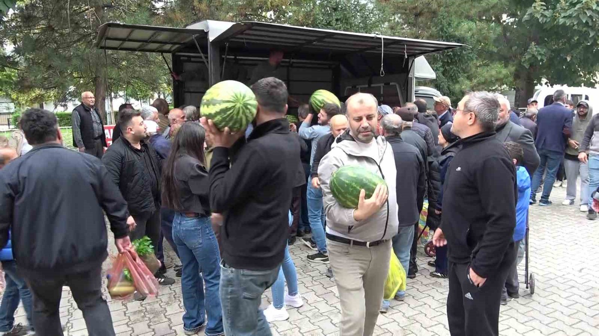 Amasya'da pazarcı 200 bin liralık 10 ton karpuzu ücretsiz dağıttı! 5 dakikada tükendi