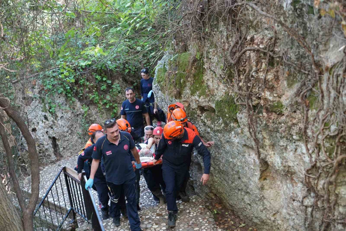 Antalya Aksu'da şelalede 6 metrelik yamaçtan düşen 69 yaşındaki kadın kurtarıldı