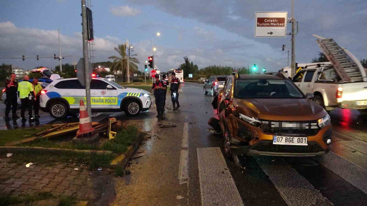 Antalya Manavgat'ta kırmızı ışıkta geçen kamyon iki araca çarptı, 2 kişi yaralandı