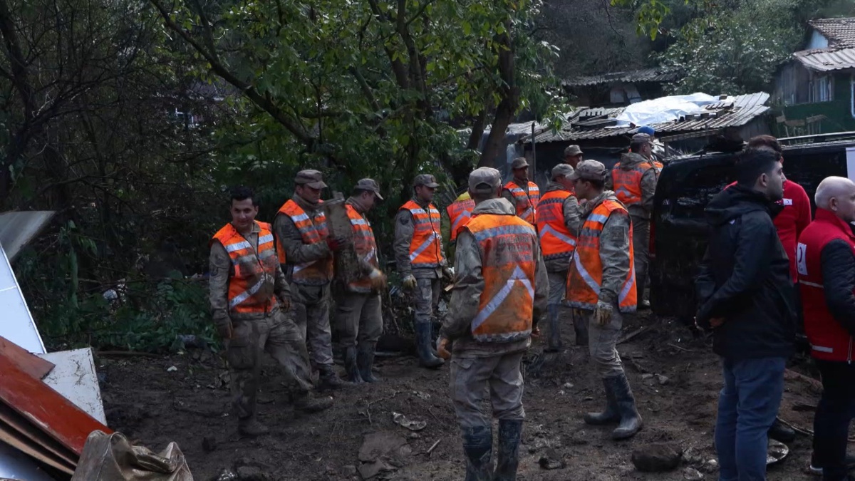 Ayazağa'da sel mağdurlarının evlerini jandarma ekipleri temizledi