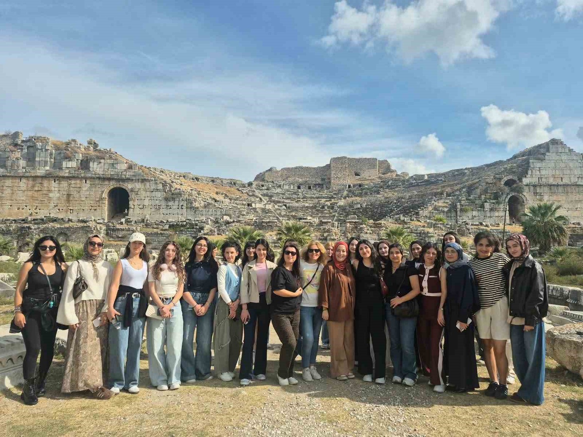 Adnan Menderes Yurdu öğrencileri Didim ve Milet'i gezdi
