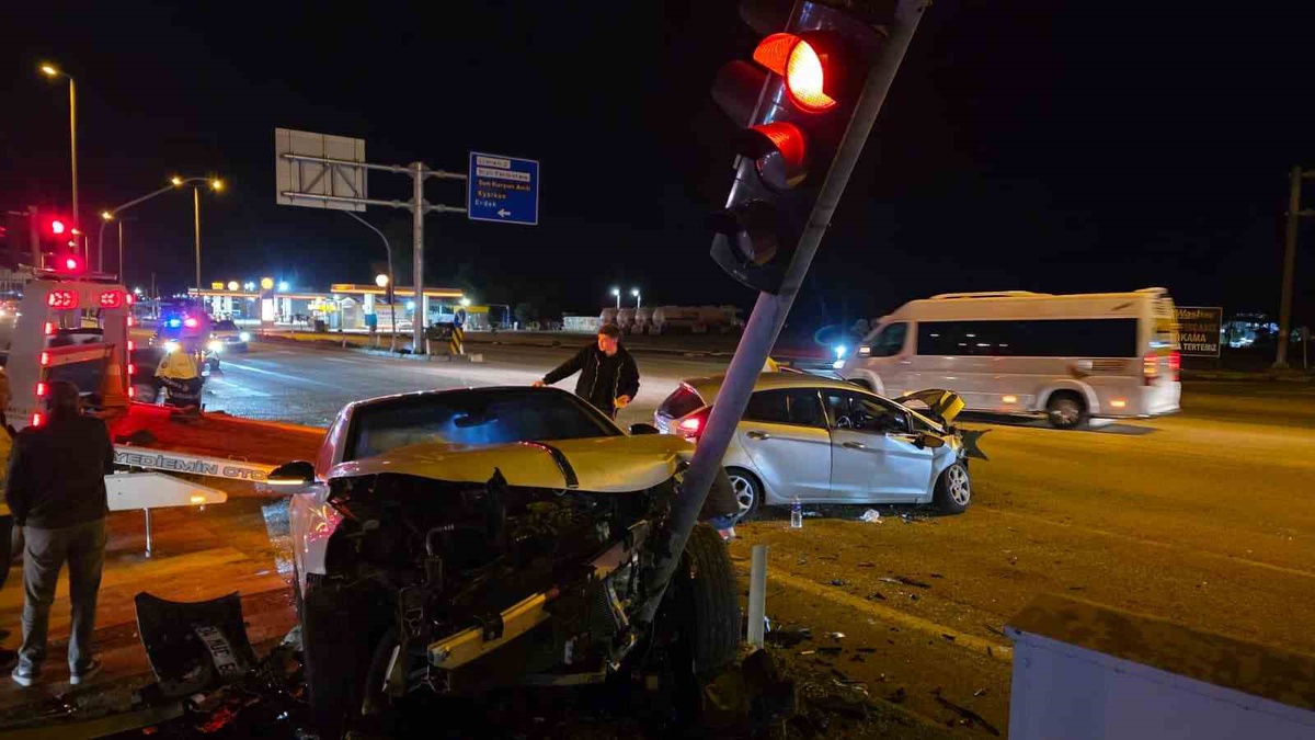Bandırma'da Hastane Kavşağı'nda iki otomobil çarpıştı, 3 kişi yaralandı